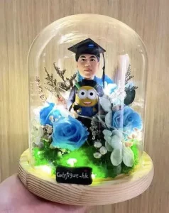 【永生花男生畢業公仔】LED燈玻璃罩畢業紀念品 | 客製化學士造型抱公仔人像