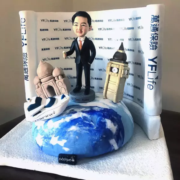 西裝男士人像公仔的台座寫有「25 Years Award」，地球底座配遊艇及大笨鐘；同類旅行造型可訂造為男上司退休禮物、主管榮休禮物或移民紀念。