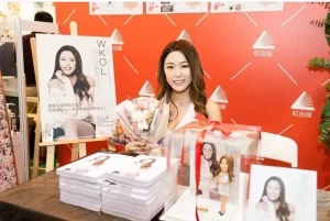 丁小姐於香港書展作家發佈會與cutefigure為她度身訂造人像公仔合照