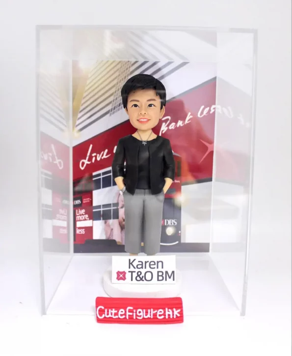 送給女同事的Farewell禮物，精緻的客製化人像公仔加背景相