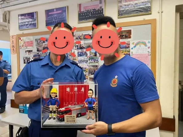 為慶祝消防總長榮休之喜而訂製的Q版人像公仔，是一份充滿敬意的退休禮物。這款獨特的farewell禮物，也適合作為其他紀律部隊的榮休禮物或離職禮物。