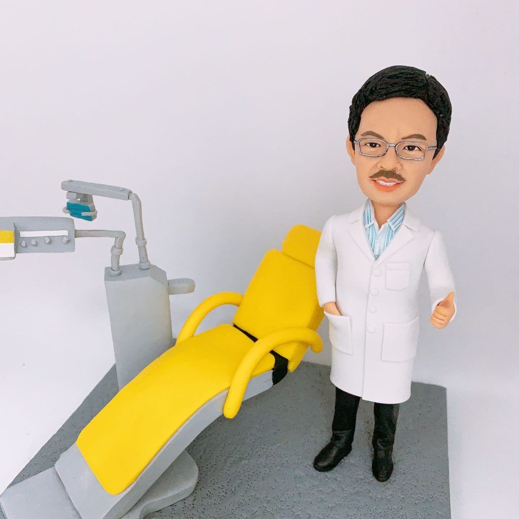 醫生公仔 護士公仔 3d公仔 figure公仔 榮休禮物 讓人怕怕的牙醫床呢哈哈，不過做得真實才讓人可怕，相信不少人都不喜歡洗牙、補牙、拔牙吧！圖中醫生笑容多多，叫你別怕洗牙呢！