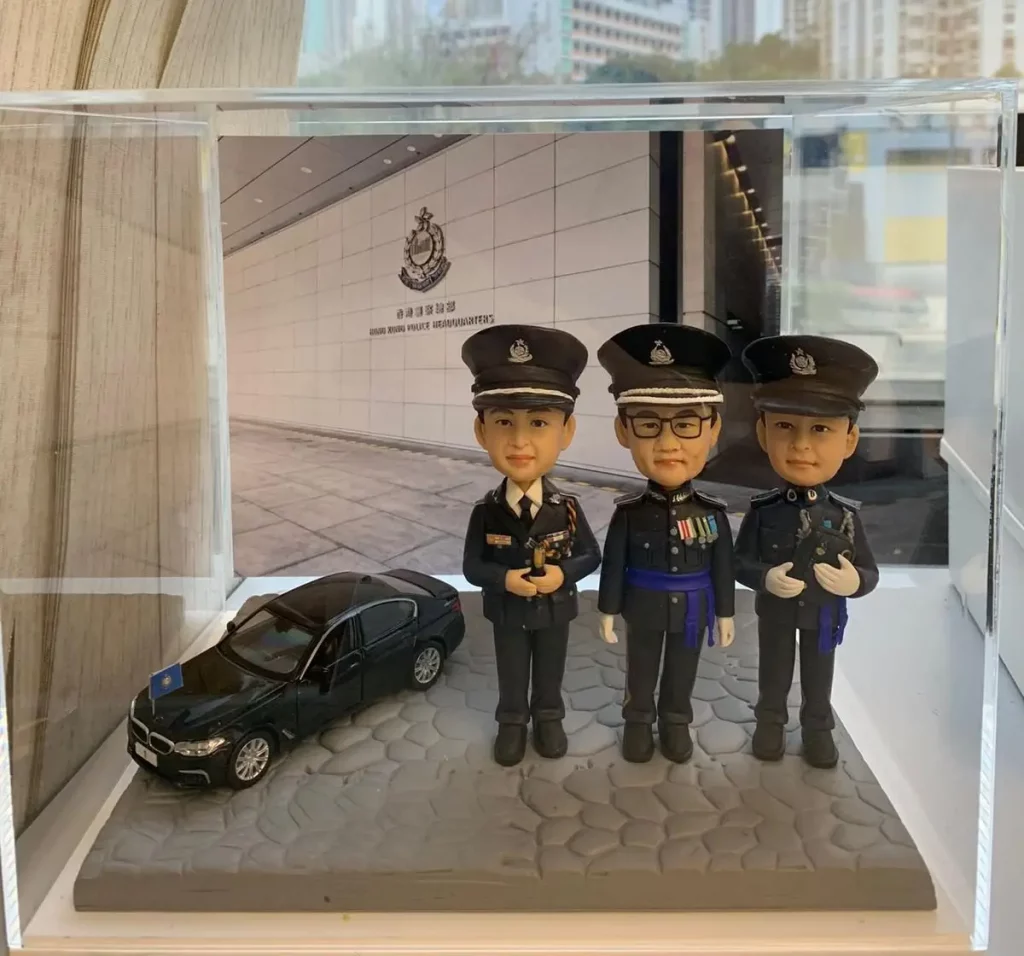 為前香港警務處處長蕭澤頤先生而設，旨在定格他事業生涯中的光輝時刻。 警察公仔, 榮休退休禮物