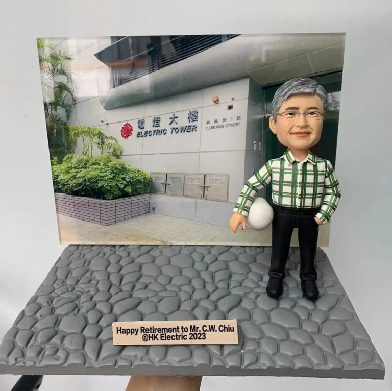 一個為港燈的趙先生(Mr. C.W. Chiu)訂製的榮休禮物。模型主角是一位穿著格仔恤衫、手持安全帽的人像公仔，他站在仿石板路上，背景是港燈的電燈大樓照片。底座銘牌寫有祝福語，是一份極具紀念意義的工程師禮物。
