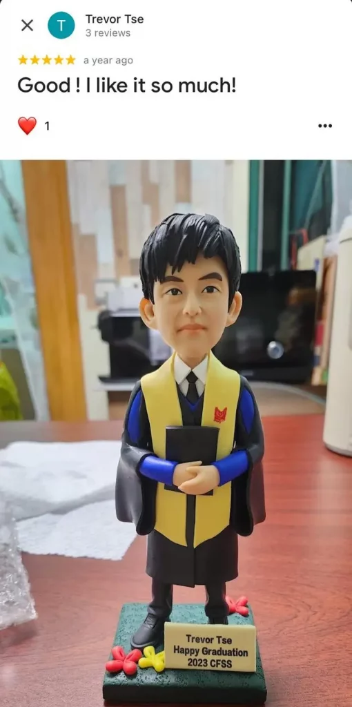 展示客戶好評的截圖。上方是Trevor Tse的五星評價，寫著「Good! I like it so much!」。下方是他訂製的畢業人像公仔禮物，公仔身穿畢業袍，底座名牌上刻有姓名、畢業祝福、年份及學校縮寫CFSS。
