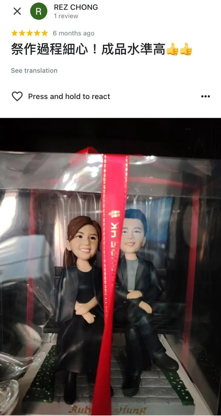一套雙人榮休人像公仔。一男一女穿著黑色系服裝,面帶微笑地並肩坐在長椅上,象徵著他們是合作無間的最佳拍檔,整個作品展現了專業而溫馨的氣氛。