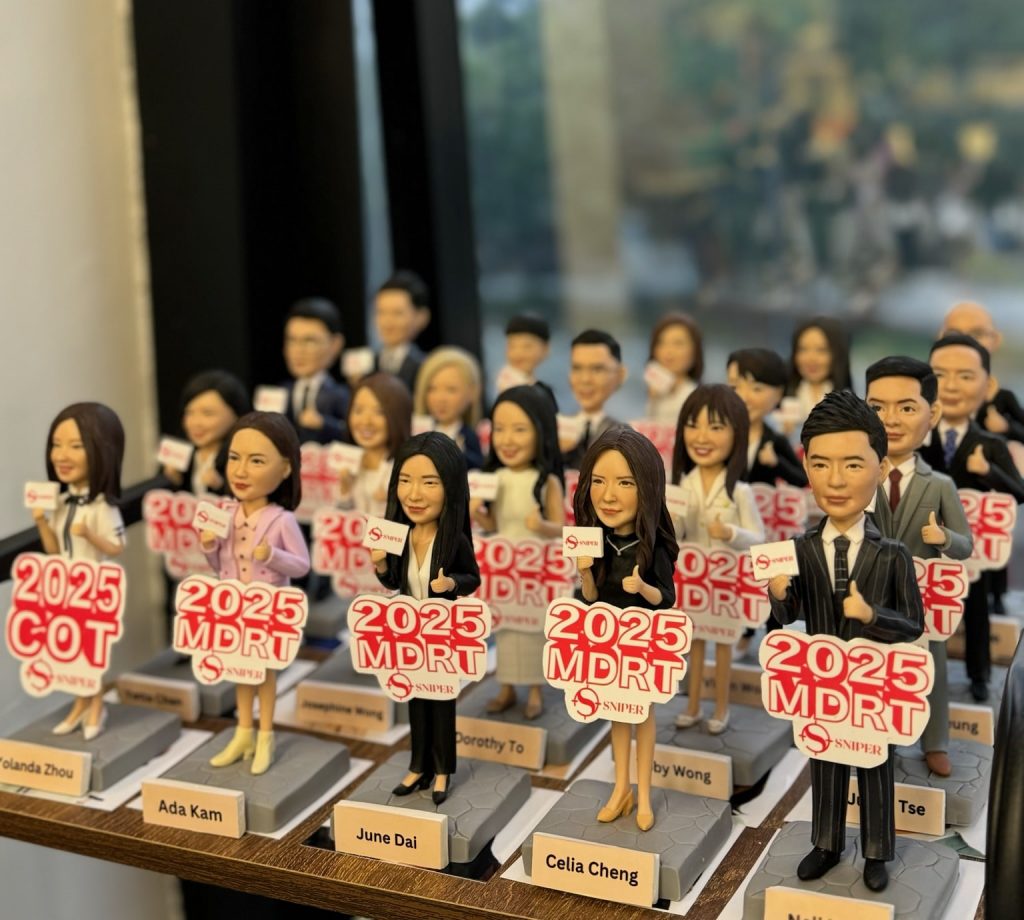 MDRT 2025 紀念公仔，適合保險行業作為升職、退休禮物、或團隊周年慶典獎勵，記錄每一份成就。