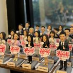 MDRT 2025 紀念公仔，適合保險行業作為升職、退休禮物、或團隊周年慶典獎勵，記錄每一份成就。