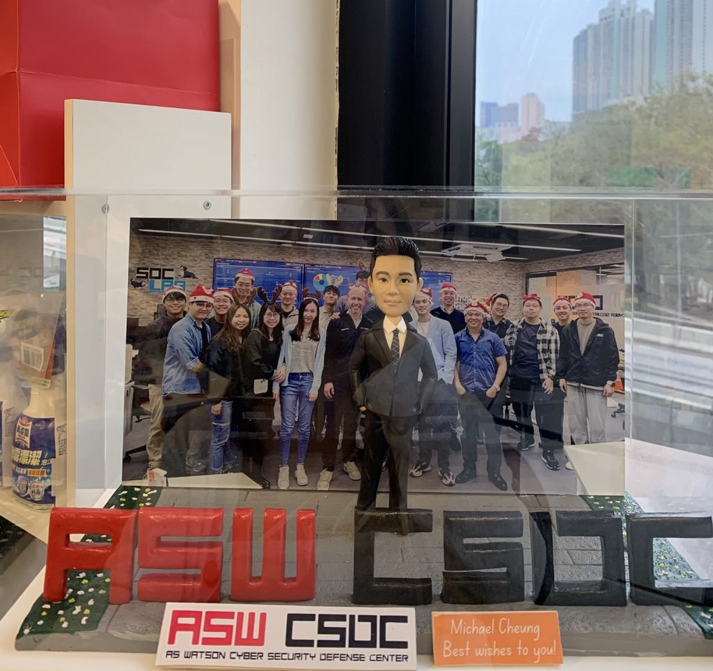 ASW CSOC 公司團隊主題及立體 logo 的人像公仔，適合送給上司或同事的退休禮物或榮休禮物