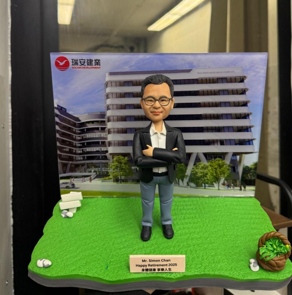 瑞安建業 SOCAM Development 現代辦公大樓背景男士公仔，適合建築地產公司退休禮物，見證事業里程碑。