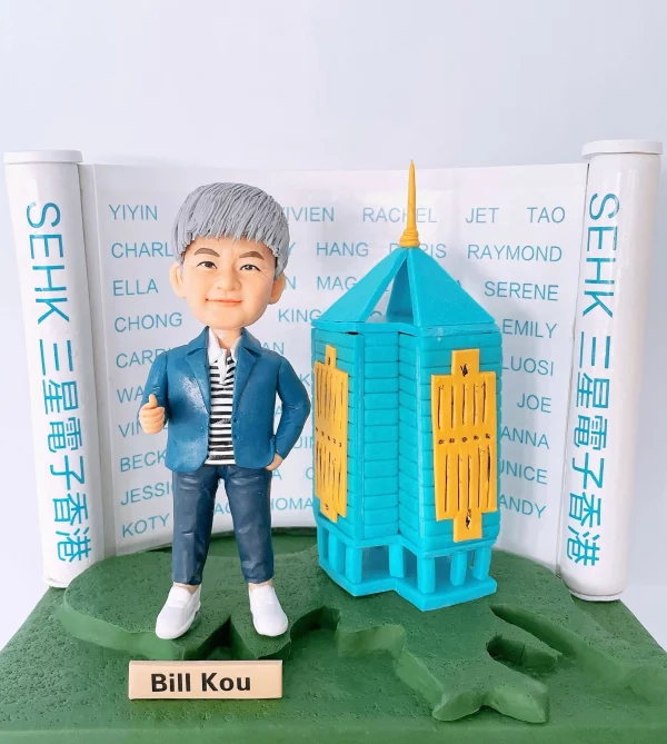 專屬男士人像軟陶公仔，配以SEHK建築，適合作為退休禮物或榮休禮物，為老闆或上司留下難忘回憶。