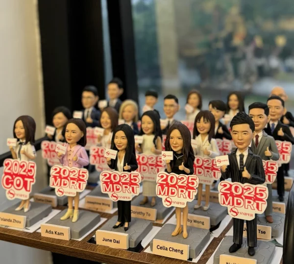 MDRT 2025 紀念公仔，適合保險行業作為升職、退休禮物、或團隊周年慶典獎勵，記錄每一份成就。