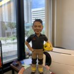 一款為香港青衣南消防局C隊的消防人員梁仲斌先生訂製的榮休人像公仔，主角身穿黑色工作制服，手持黃色頭盔，以紀念其光榮退休。