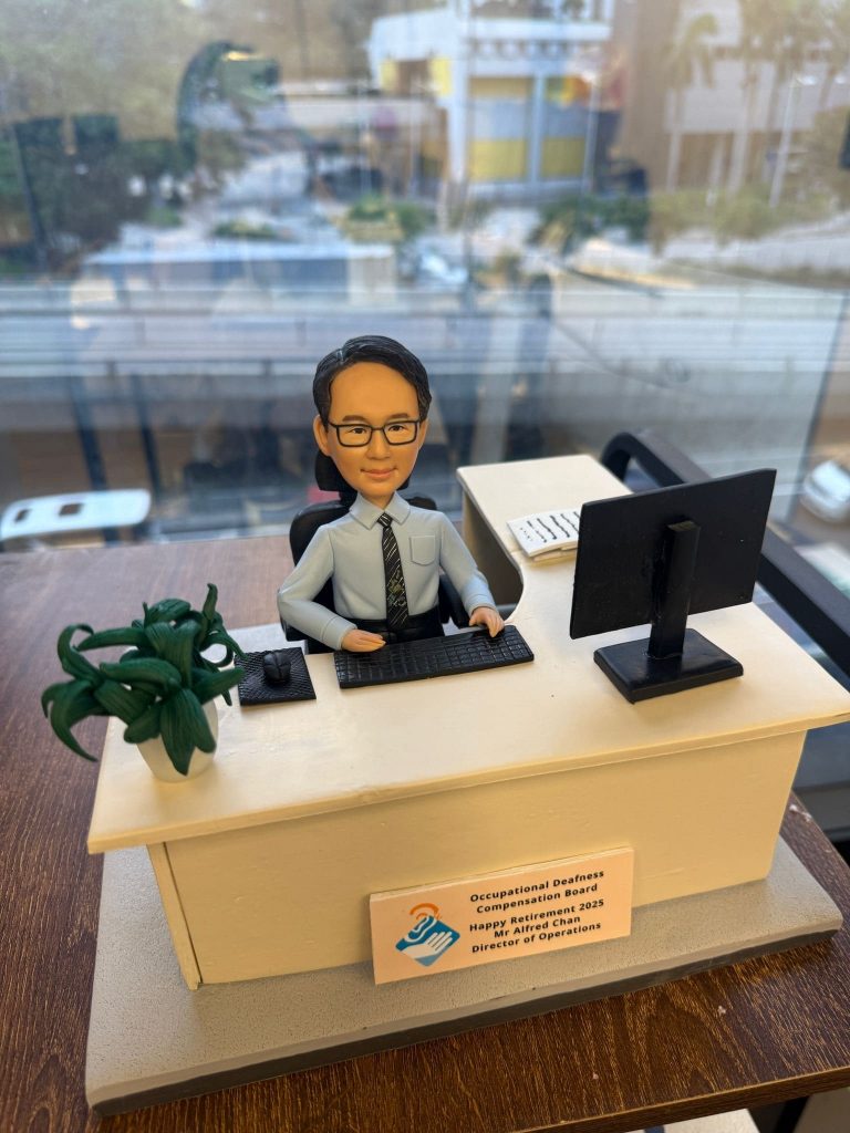 一件送給男性上司的榮休禮物。一位穿著西裝的人像公仔，