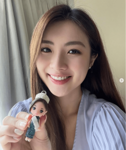 EEAT KOL 定格選美舞台上的甜美與夢想：CuteFigureHK 為「鄰家女神」梁凱晴 (Carina) 打造夢想時刻人像公仔