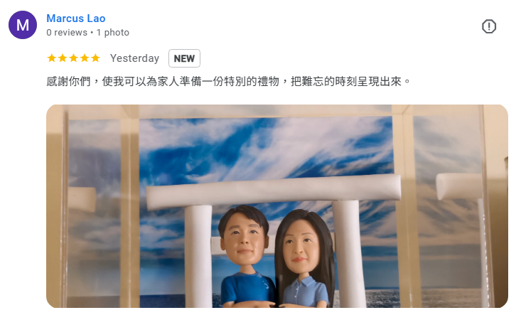 一對情侶的人像公仔,親密地站立在日本鳥居造型的場景前,背景是藍天白雲,這是一份由客戶 Marcus Lao 分享的,用來呈現家庭難忘時刻的特別禮物。