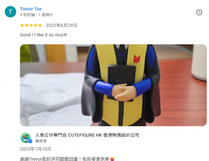 一款專屬定制的人像公仔，身穿藍色及黃色畢業袍，手抱畢業證書，底座上有彩色立體小花及「Trevor Tse Happy Graduation 2023 CFSS」字樣，盡顯畢業喜悅，深得客人好評。