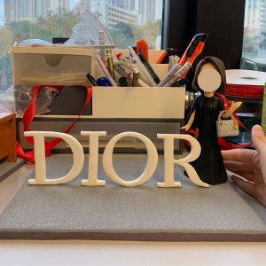 DIOR 立體 logo 設計的人像公仔，適合時尚行業退休禮物或榮休禮物，展現個性與品味。