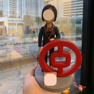 以中銀立體 logo 為主題的女士訂製人像公仔，是企業送給上司或同事的退休禮物精選。