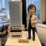 人像軟陶公仔與恒生銀行大廈模型，適合作為退休禮物或榮休禮物，為老闆或上司留下難忘回憶。