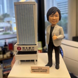 人像軟陶公仔與恒生銀行大廈模型，適合作為退休禮物或榮休禮物，為老闆或上司留下難忘回憶。
