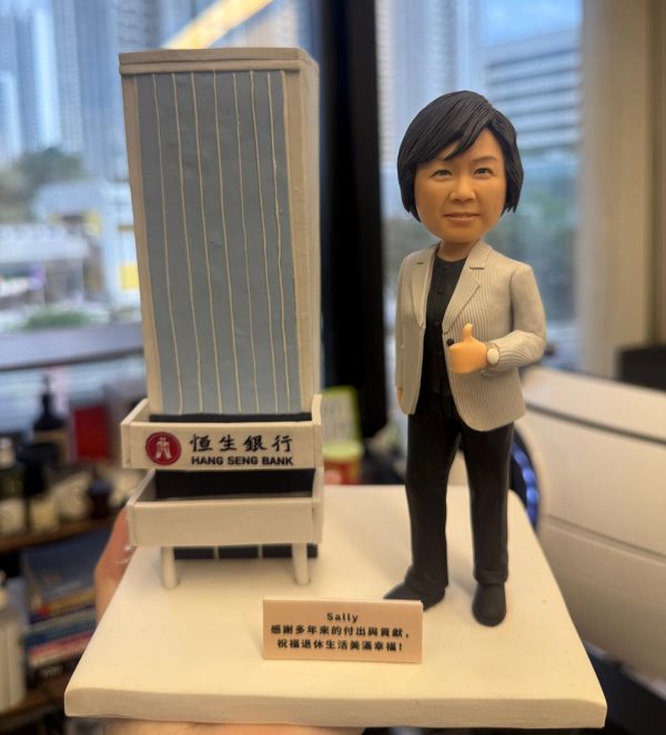 人像軟陶公仔與恒生銀行大廈模型，適合作為退休禮物或榮休禮物，為老闆或上司留下難忘回憶。