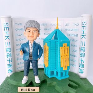 專屬男士人像軟陶公仔，配以SEHK建築，適合作為退休禮物或榮休禮物，為老闆或上司留下難忘回憶。