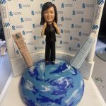 人像軟陶公仔，女性公仔站於地球及香港地標建築之間，適合作為退休禮物或榮休禮物，為老闆或上司留下難忘回憶。