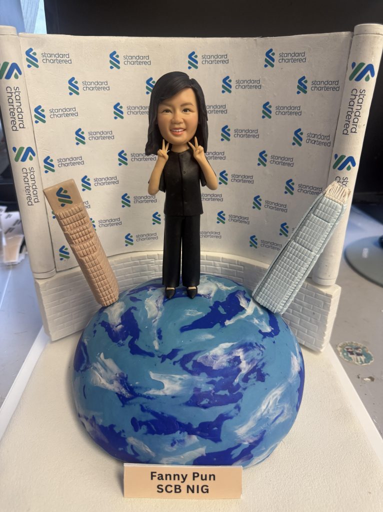 人像軟陶公仔，女性公仔站於地球及香港地標建築之間，適合作為退休禮物或榮休禮物，為老闆或上司留下難忘回憶。