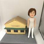 女性人像軟陶公仔與nexgen公司建築模型，適合作為退休禮物或榮休禮物，為老闆或上司留下難忘回憶。