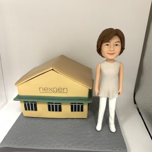 女性人像軟陶公仔與nexgen公司建築模型，適合作為退休禮物或榮休禮物，為老闆或上司留下難忘回憶。