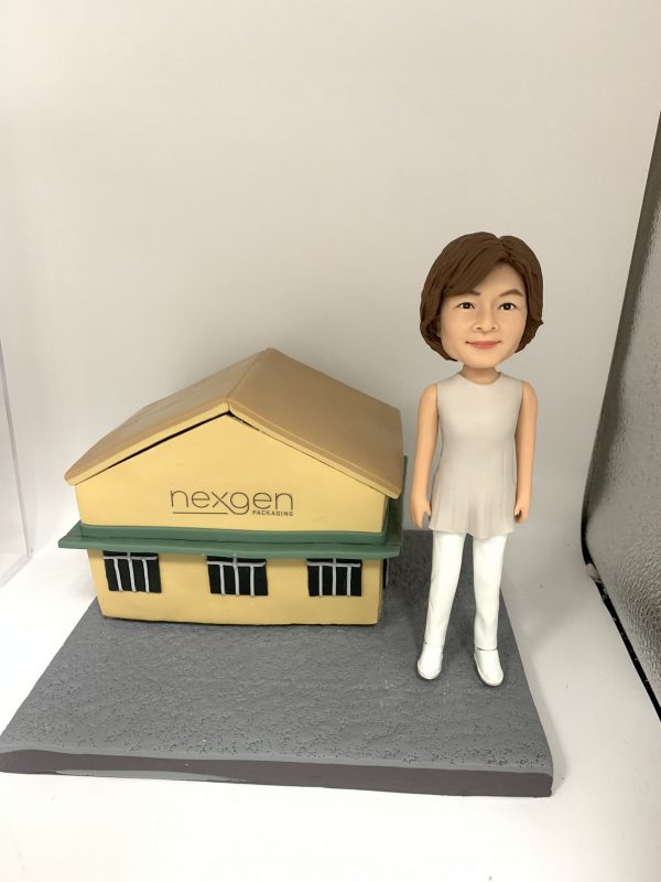 女性人像軟陶公仔與nexgen公司建築模型，適合作為退休禮物或榮休禮物，為老闆或上司留下難忘回憶。