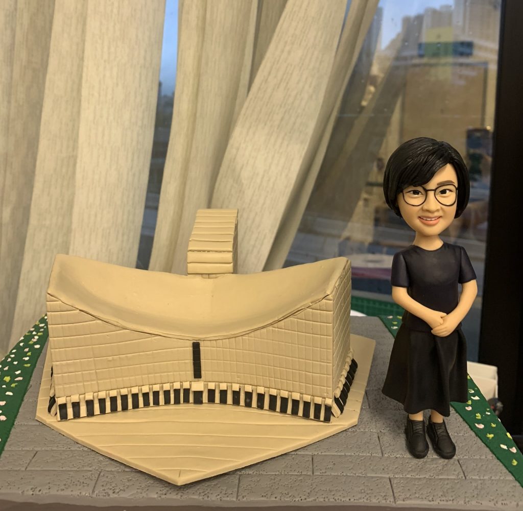 女性人像軟陶公仔與文化中心建築模型，適合作為退休禮物或榮休禮物，為老闆或上司留下難忘回憶。