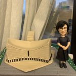 女性人像軟陶公仔與文化中心建築模型，適合作為退休禮物或榮休禮物，為老闆或上司留下難忘回憶。