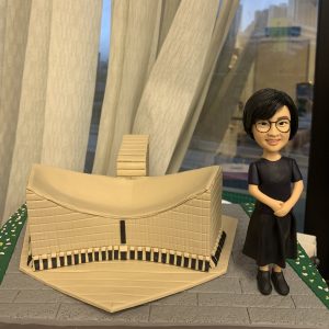 女性人像軟陶公仔與文化中心建築模型，適合作為退休禮物或榮休禮物，為老闆或上司留下難忘回憶。