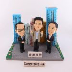 三位地產界名人人像軟陶公仔，背景為香港住宅大廈，適合作為退休禮物或榮休禮物，為老闆或上司留下難忘回憶。