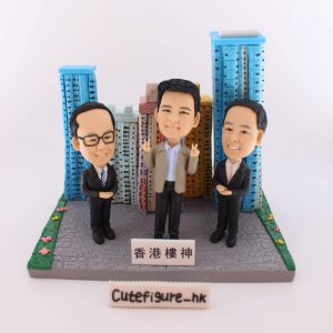 三位地產界名人人像軟陶公仔，背景為香港住宅大廈，適合作為退休禮物或榮休禮物，為老闆或上司留下難忘回憶。