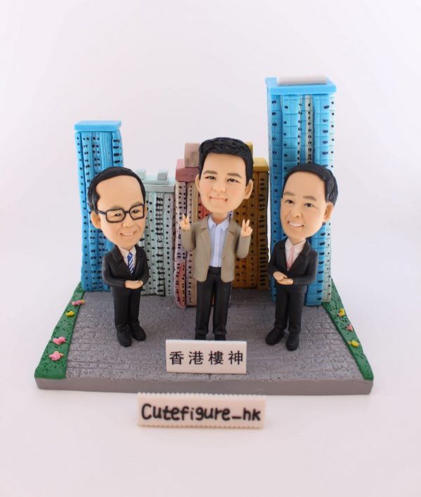 三位地產界名人人像軟陶公仔，背景為香港住宅大廈，適合作為退休禮物或榮休禮物，為老闆或上司留下難忘回憶。