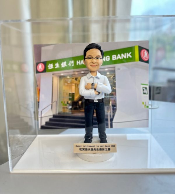 恒生銀行 Hang Seng Bank 門市背景男士人像公仔，適合銀行界退休禮物或榮休禮物，見證領導貢獻與努力。