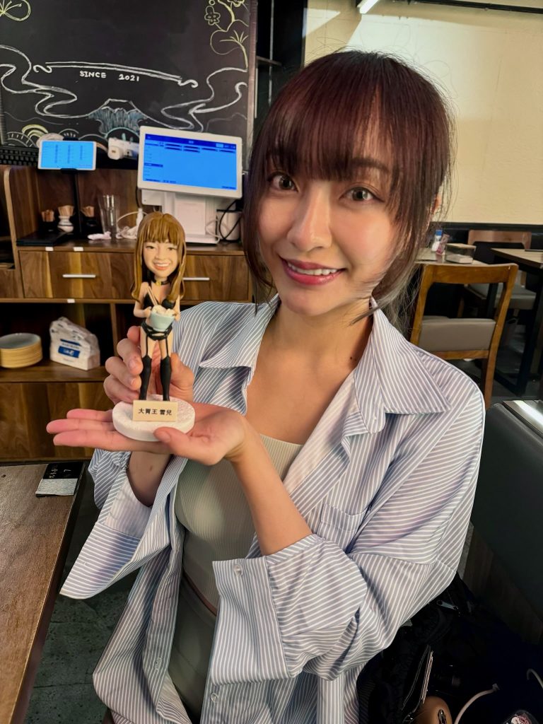 大胃王KOL雪兒與cutefigure為她度身訂造的人像公仔合照