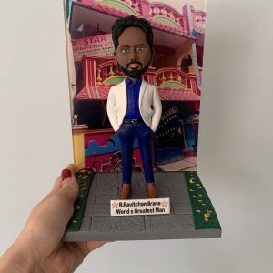 【退休致敬與榮譽表彰】人像公仔｜白色西裝外套藍襯衫與石磚地台