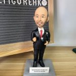 這款人像公仔以「老闆」為主題，細緻雕刻出西裝筆挺、手握網球拍的領導風格，展現職場榮耀與運動精神的結合。不論是作為公司致謝紀念、領導退休禮物，還是表達敬意的專屬心意，都能彰顯獨特品味與尊貴地位。這份專屬訂製的聖誕節或紀念禮物，將運動魅力與老闆的專屬形象完美融合，極具收藏價值與心意。