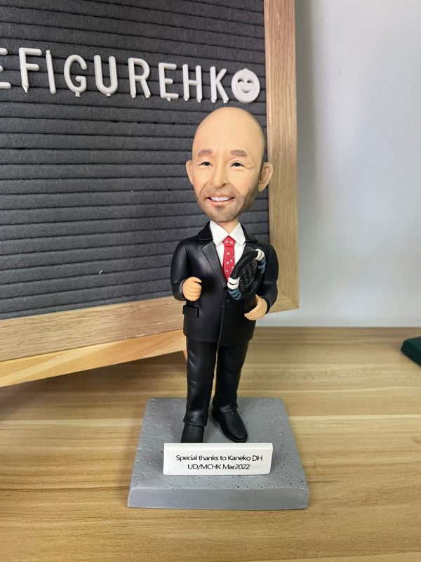 這款人像公仔以「老闆」為主題，細緻雕刻出西裝筆挺、手握網球拍的領導風格，展現職場榮耀與運動精神的結合。不論是作為公司致謝紀念、領導退休禮物，還是表達敬意的專屬心意，都能彰顯獨特品味與尊貴地位。這份專屬訂製的聖誕節或紀念禮物，將運動魅力與老闆的專屬形象完美融合，極具收藏價值與心意。