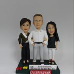 一款為老闆退休訂製的團隊人像公仔，描繪一位外國老闆與兩位女同事親密地站在一起，底座的銘牌上寫著「You are the Best Boss Ever」，是一份完美的告別禮物。