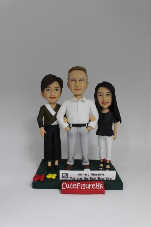 一款為老闆退休訂製的團隊人像公仔，描繪一位外國老闆與兩位女同事親密地站在一起，底座的銘牌上寫著「You are the Best Boss Ever」，是一份完美的告別禮物。