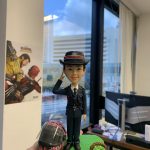 以立正敬禮定格專業形象：這款警察人像公仔以深藍制服與帽徽為主角，肩帶、口袋與鈕扣層次分明；臉部眉眼與笑意弧度、髮際線皆以手工刻線呈現。底座採草地質感，搭配塗裝安全頭盔與編織籃等客製小物，強化角色故事性。無論升遷誌慶、部門感謝或退休紀念，皆是充滿心意的送禮之選。