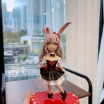 一款客製化的動漫人物立體公仔，粉色頭髮的兔耳少女身穿蘿莉塔服飾，站立在紅色心形底座上，是送給動漫迷的完美人像公仔生日禮物。