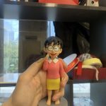 一款根據經典動漫人物《多啦A夢》中野比玉子形象製作的人像公仔，她身穿粉紅上衣和黃色短裙，是充滿童年回憶的生日禮物。