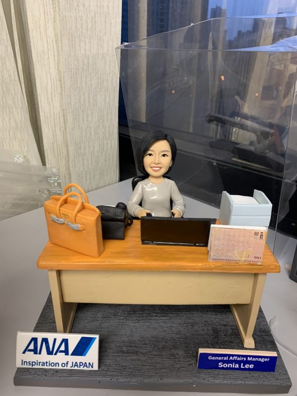 一款為全日空（ANA）航空總務部經理 Sonia Lee 訂製的人像公仔，主角坐在辦公桌前，桌上配有手袋、電腦等精緻背景配件裝飾。