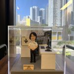 一款為香港女性總督察訂製的榮休人像公仔，場景還原了她的辦公室，並配有書桌、電腦及夾萬等背景配件裝飾。